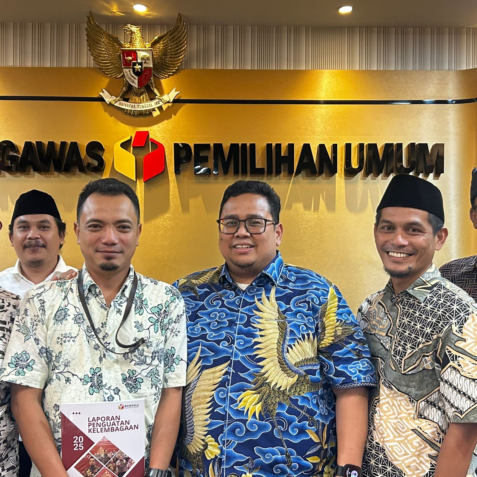 Penyerahan Laporan Penguatan Kelembagaan dan Konsolidasi Pengawasan Bawaslu Provinsi Jawa Barat serta Bawaslu Kabupaten/Kota se-Jawa Barat, Jakarta (27/11/25)